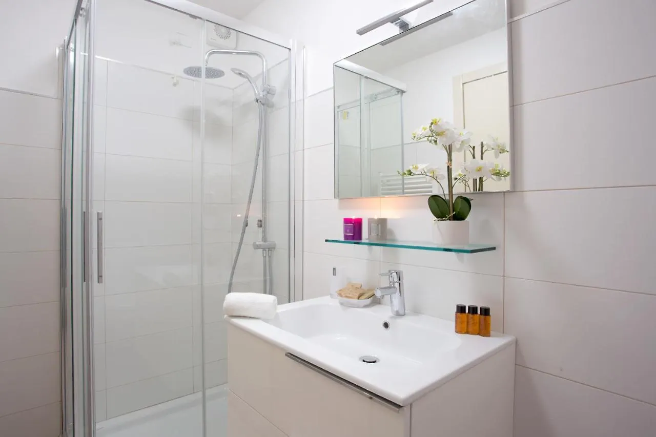Sala Comacina Residence Apartment 5 - Sleeps Up To 10 By Italian Apartments سالا كوماسينا